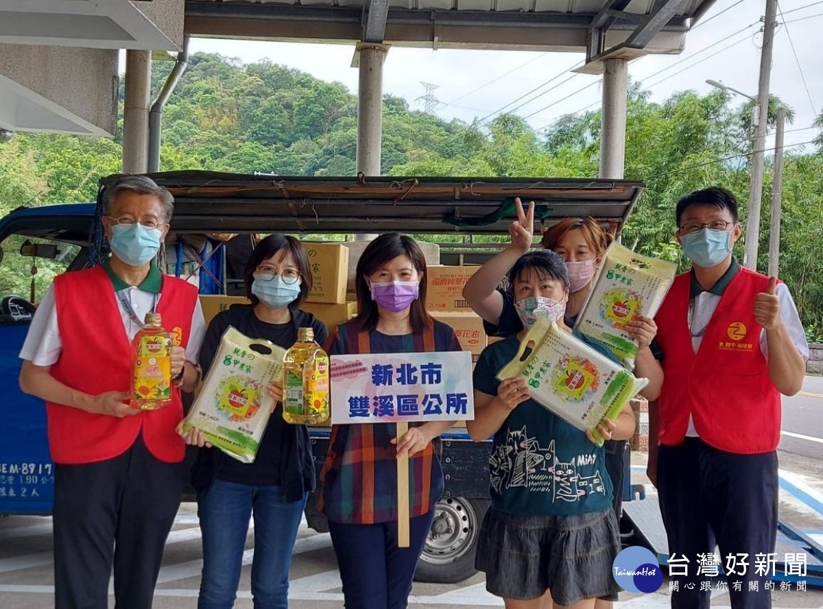 靈鷲山慈善基金會將「愛心贊普」物資,送到雙溪區公所