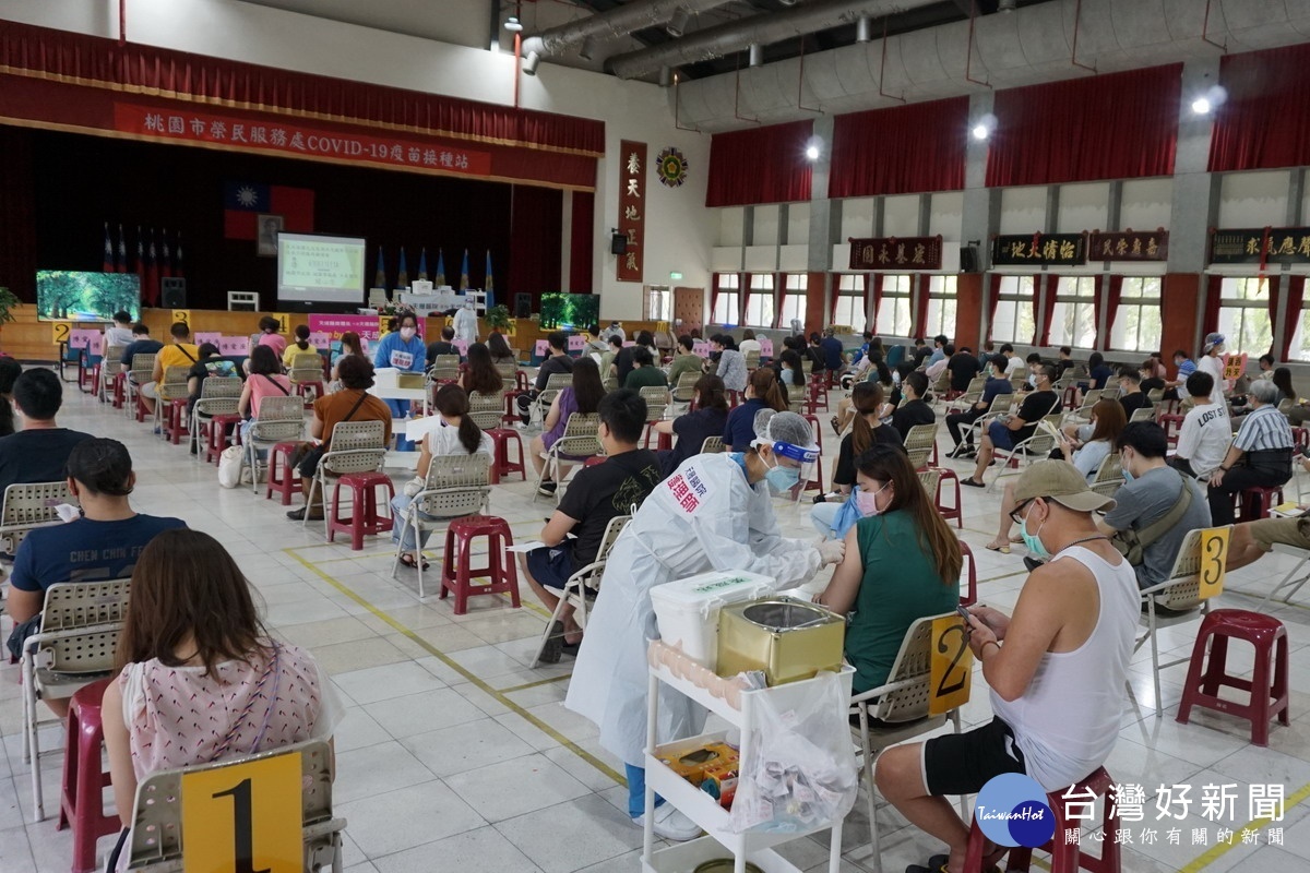 為防疫清零共同努力,桃園榮服處配合開設接種站,桃園市長鄭文燦前往現場為民眾、醫療同仁及榮服處團隊鼓勵慰勉。