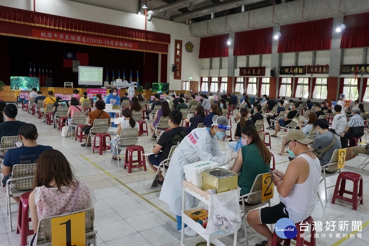 為防疫清零共同努力，桃園榮服處配合開設接種站，桃園市長鄭文燦前往現場為民眾、醫療同仁及榮服處團隊鼓勵慰勉。