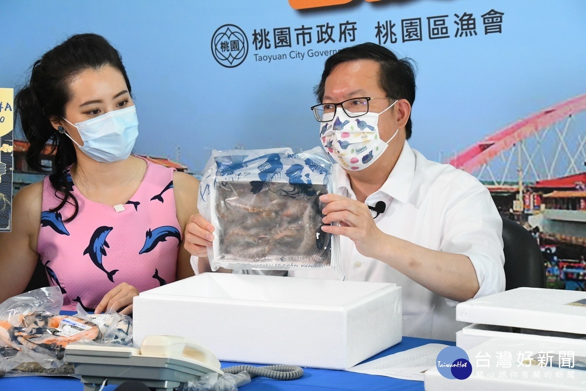 桃園區漁會推出限定版「中秋鮮魚箱禮盒」,桃園市長鄭文燦擔任一日接線員全力促銷。