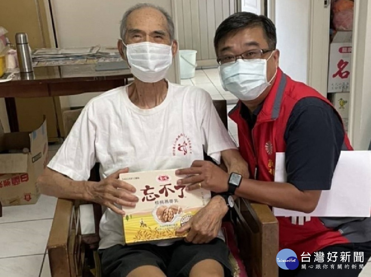 李毓錫副處長(右)致贈韓伯伯(左)秋節愛心物資