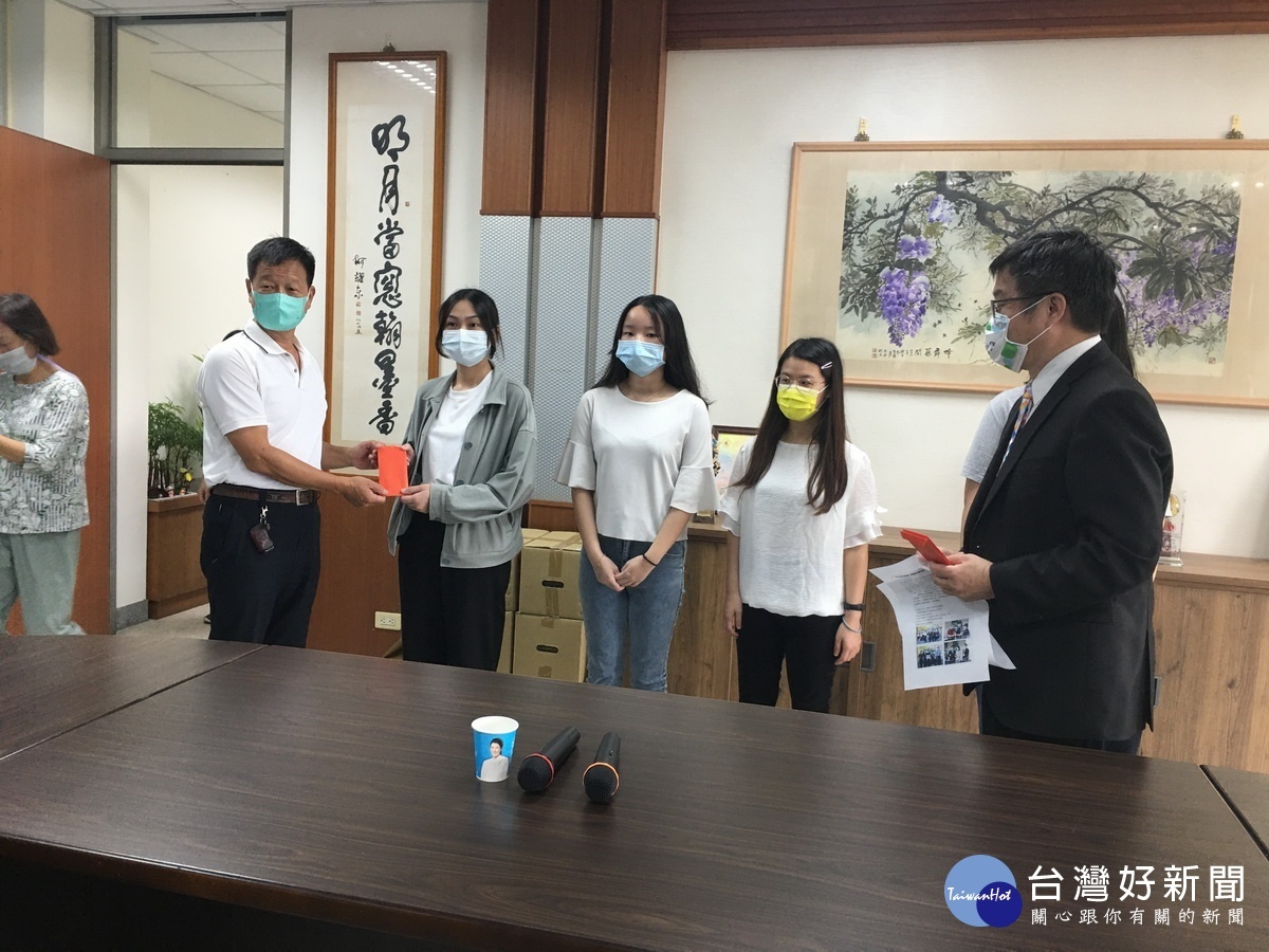 鄭憲欣期許同學努力向學將來好回饋母校及社會。(記者扶小萍攝)