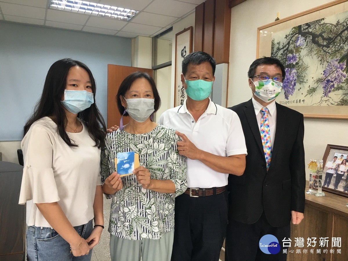 同學回贈感謝卡。(記者扶小萍攝)