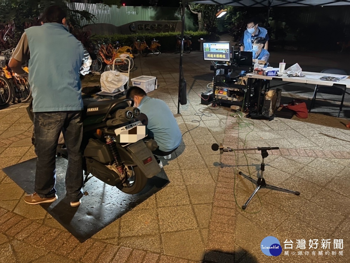 楊梅分局針對改裝車輛採不定時、不定點,以封閉式、口袋封鎖路檢方式實施攔查噪音車輛