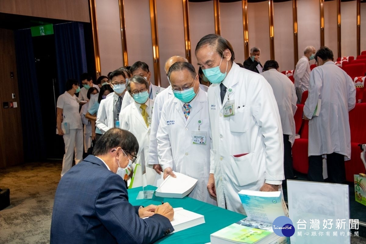 中央健康保險署長李伯璋教授於會後舉辦簽書會,全院醫護、行政同仁反映熱烈。圖/彰基醫院提供