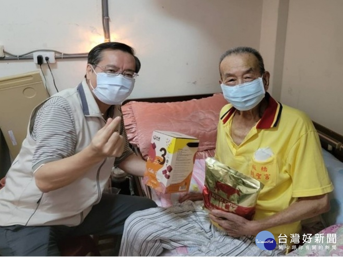 新北市榮服處林火土處長(左)秋節前夕至居安一莊訪慰榮民長輩