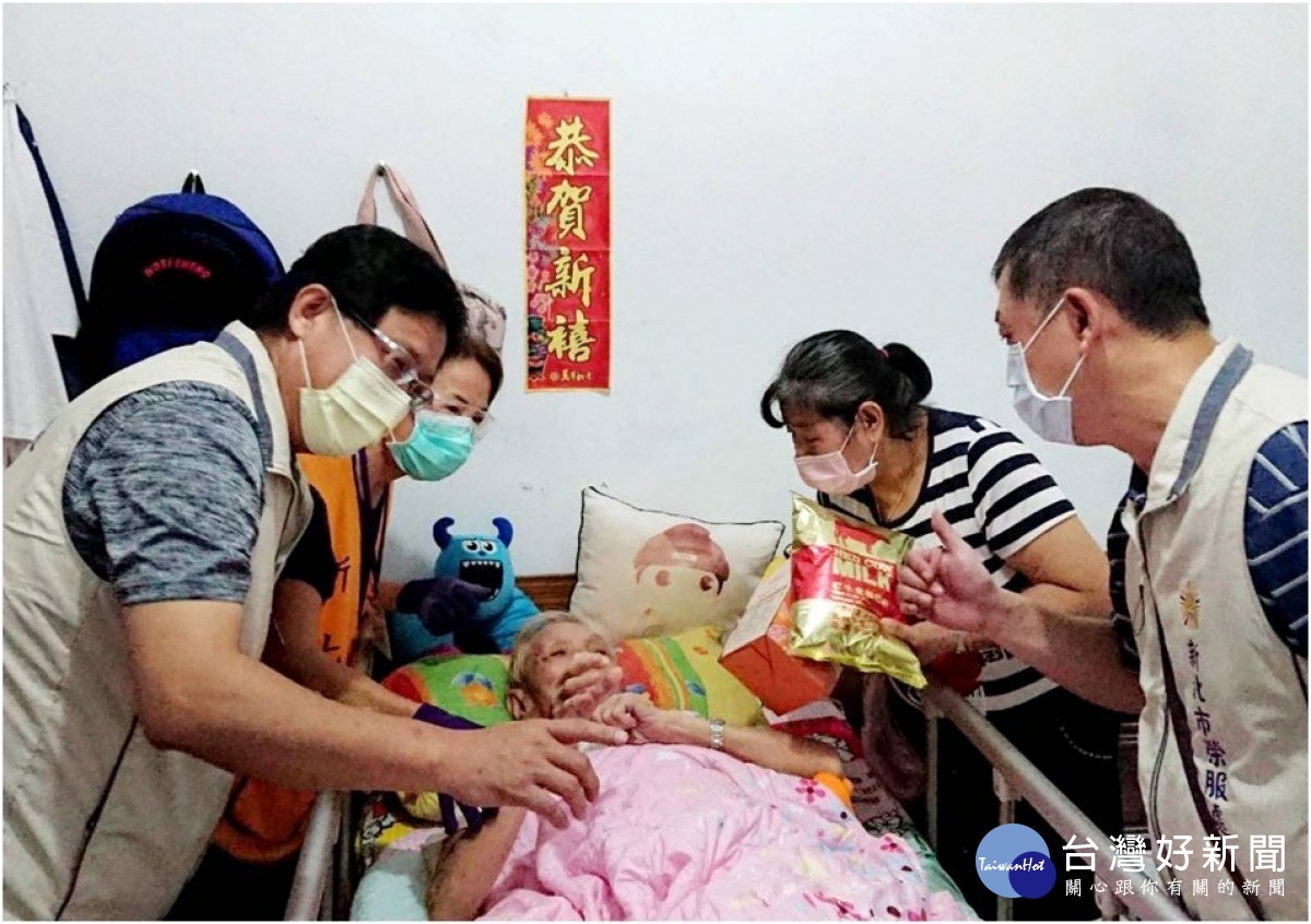 新北市榮服處李復鄉總幹事(左)至中和新莊關懷臥床榮民長輩及眷屬並致贈秋節物資