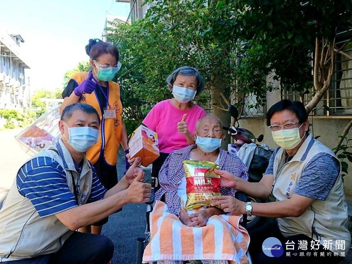新北市榮服處李復鄉總幹事(右)率輔導員及榮欣志工至中和新莊退舍致贈榮民長輩秋節物資