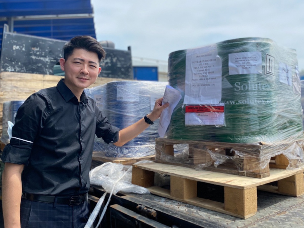 江欣樺營養師親自爲西班牙魚油接機，真正安心是台灣在地的品質把關 (圖片來源 / 營養師輕食)