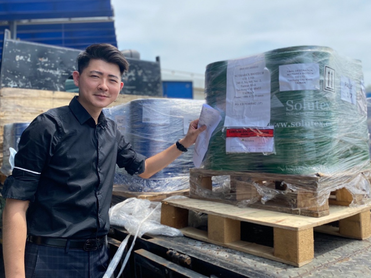 江欣樺營養師親自爲西班牙魚油接機,真正安心是台灣在地的品質把關 (圖片來源 / 營養師輕食)