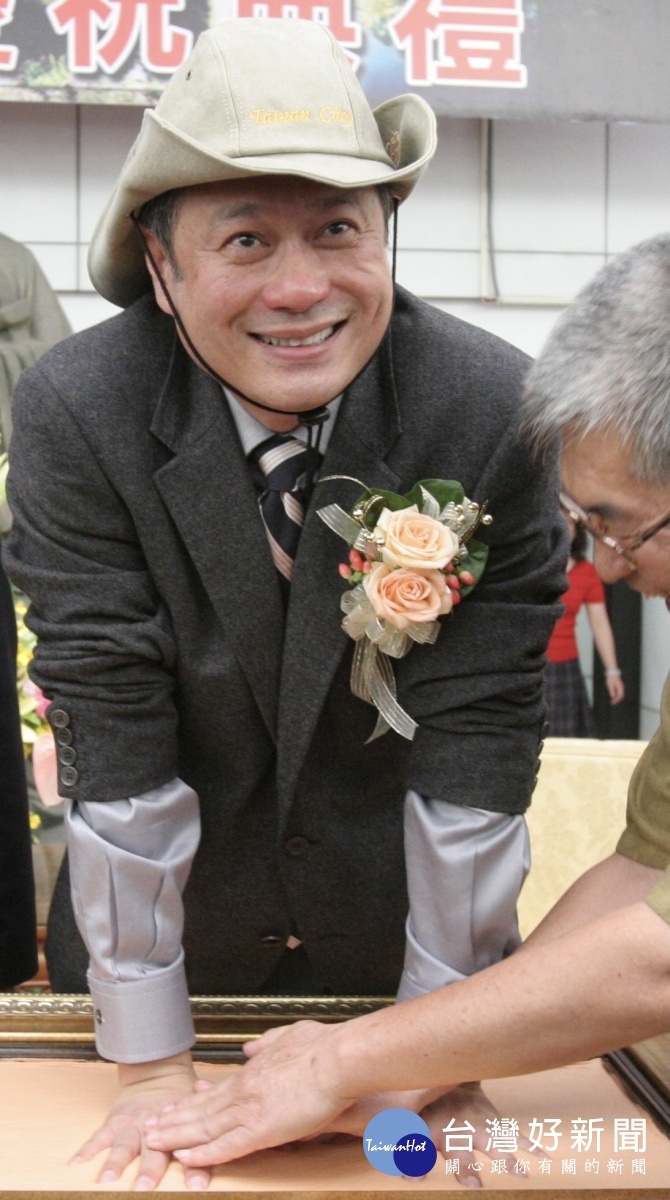 2006年李安獲得奧斯卡最佳導演，特別到台南市政府獻奬，留下珍貴的手印模