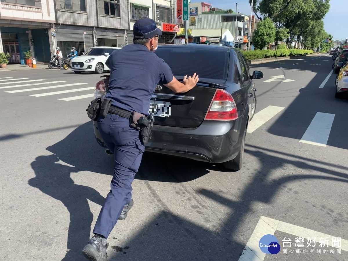 女子駕車拋錨佇路中，熱警揮汗推車即刻救援