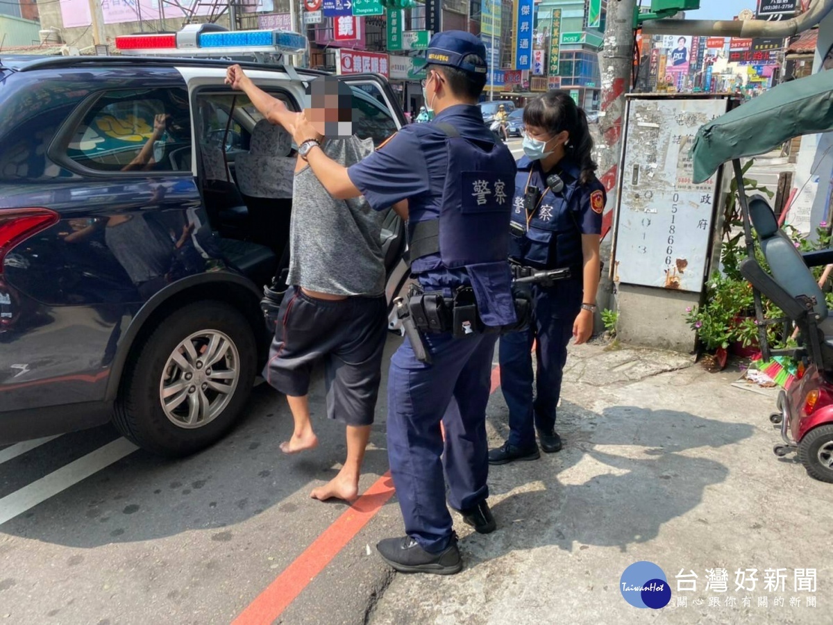 日正當中電動代步車故障,八德警協助身障人士返家