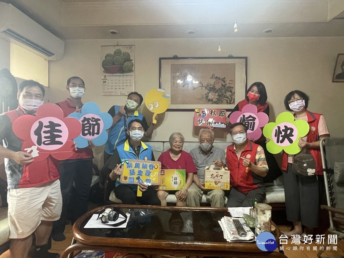 新北市榮服處林火土處長(坐右1)及榮民榮眷基金會徐健寧秘書長(坐左1)提前向許爺爺伉儷(坐左2、3)祝賀中秋節快樂