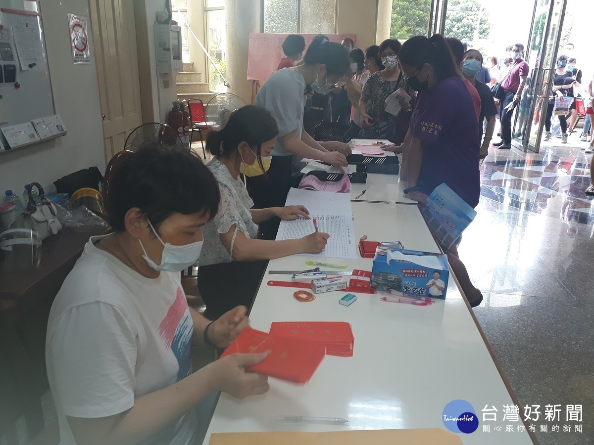 北斗鎮民真幸福 搶在5倍券前發給鎮民每人500元現金紓困