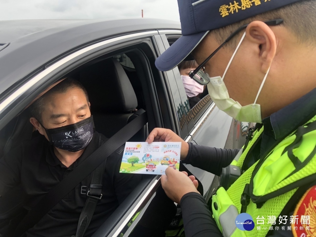 警向民眾宣導酒後不開車、酒後代駕安全到家/李光揚翻攝