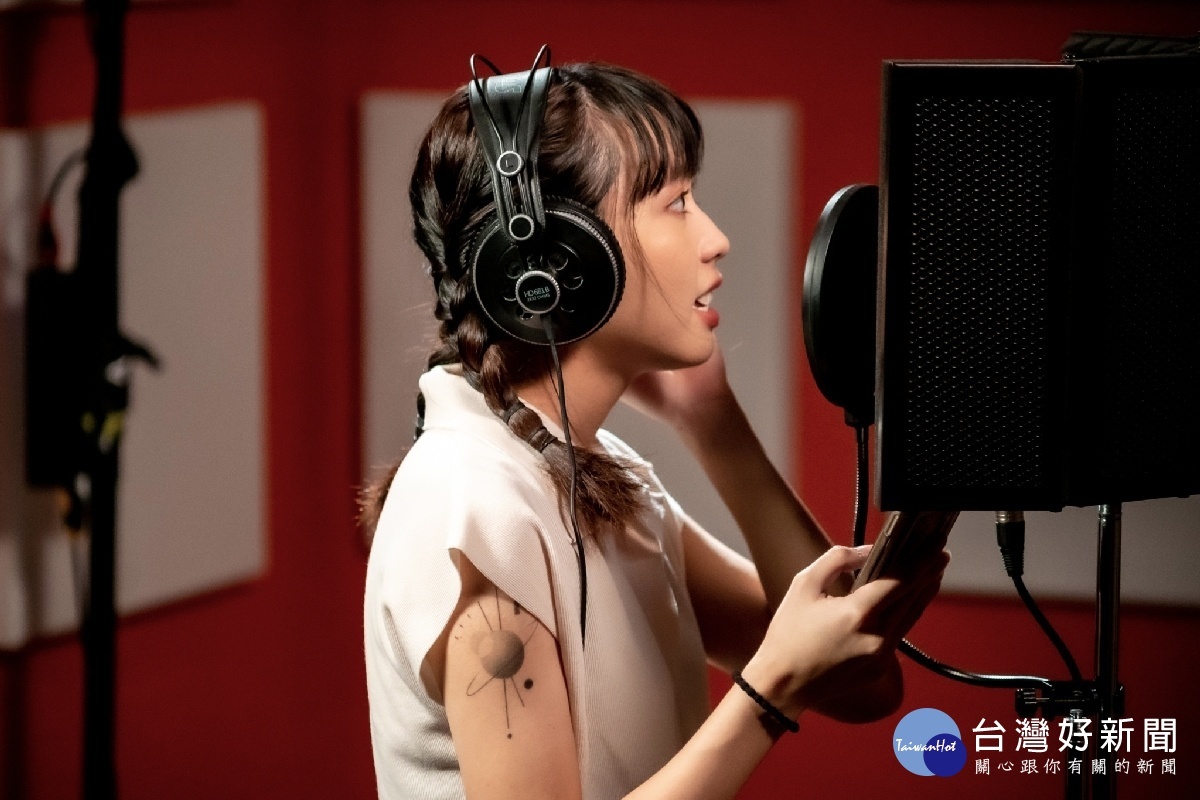 新生代女聲李芷婷同為青年,為此次共創歌曲《Move On》獻聲。