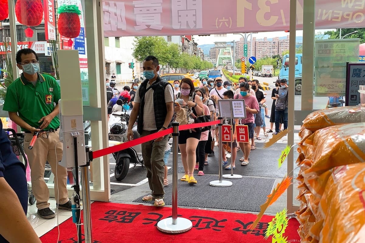 魚中魚特惠期間人潮盛況執行實聯制。(圖/魚中魚)