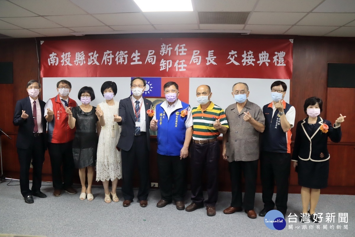 陳副縣長等來賓祝賀新任局長就任。(記者扶小萍攝)
