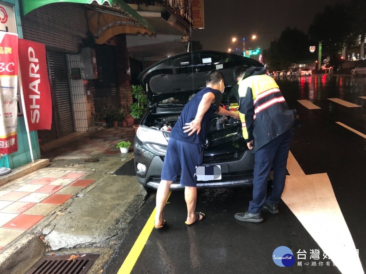 楊梅分局員警在颱風夜巡邏時，協助民眾將車輛發動安全返家。