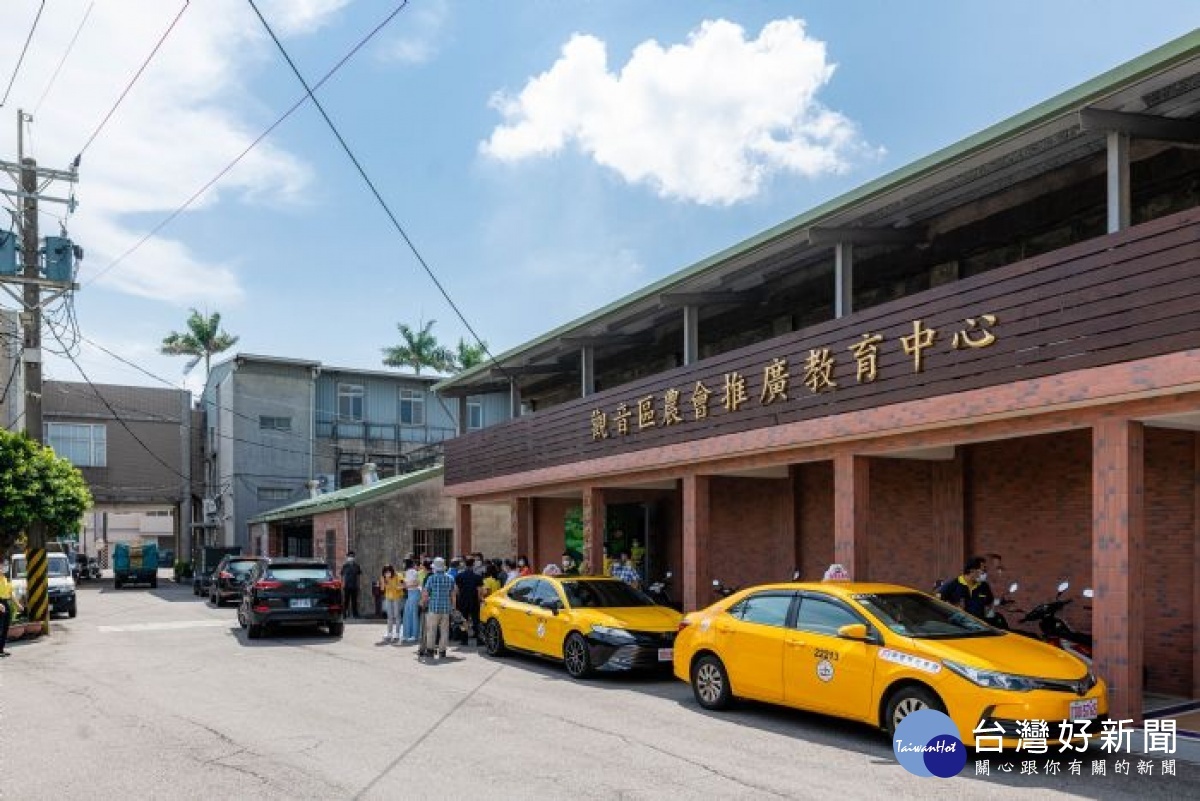 觀音區農會與台灣大車隊合作運送農產品,創造農會及計程車的營收雙贏