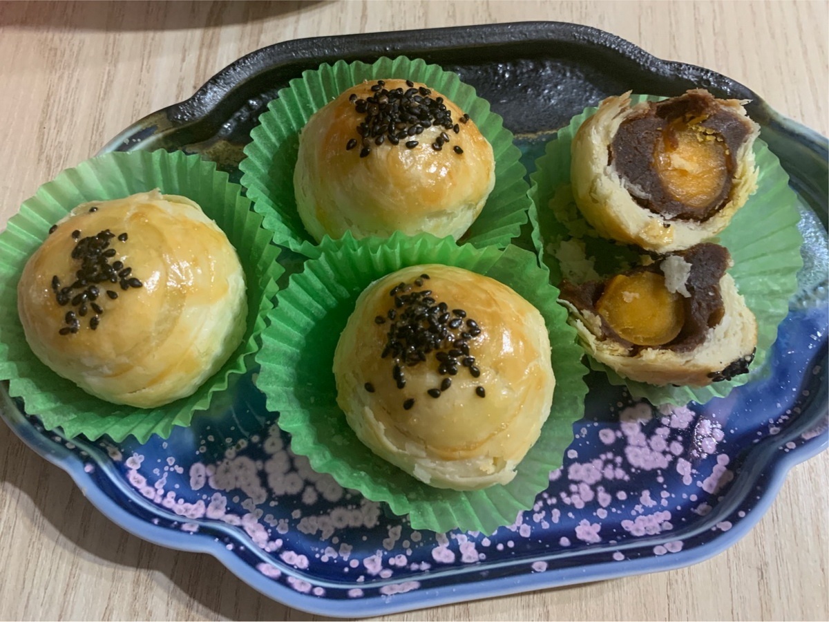 營養師提醒熱量高的月餅要適量食用。(南投醫院提供)