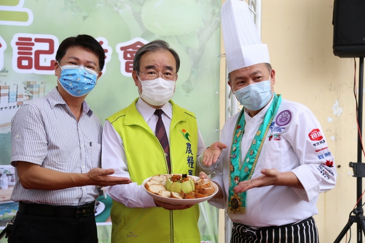 胡署長與業者推薦創意柚香料理。（農糧署提供）