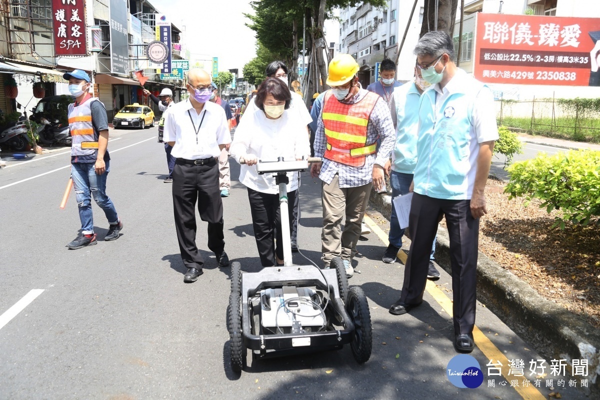 黃敏惠今天前往嘉義市新民路視察透地雷達檢測作業／陳致愷翻攝