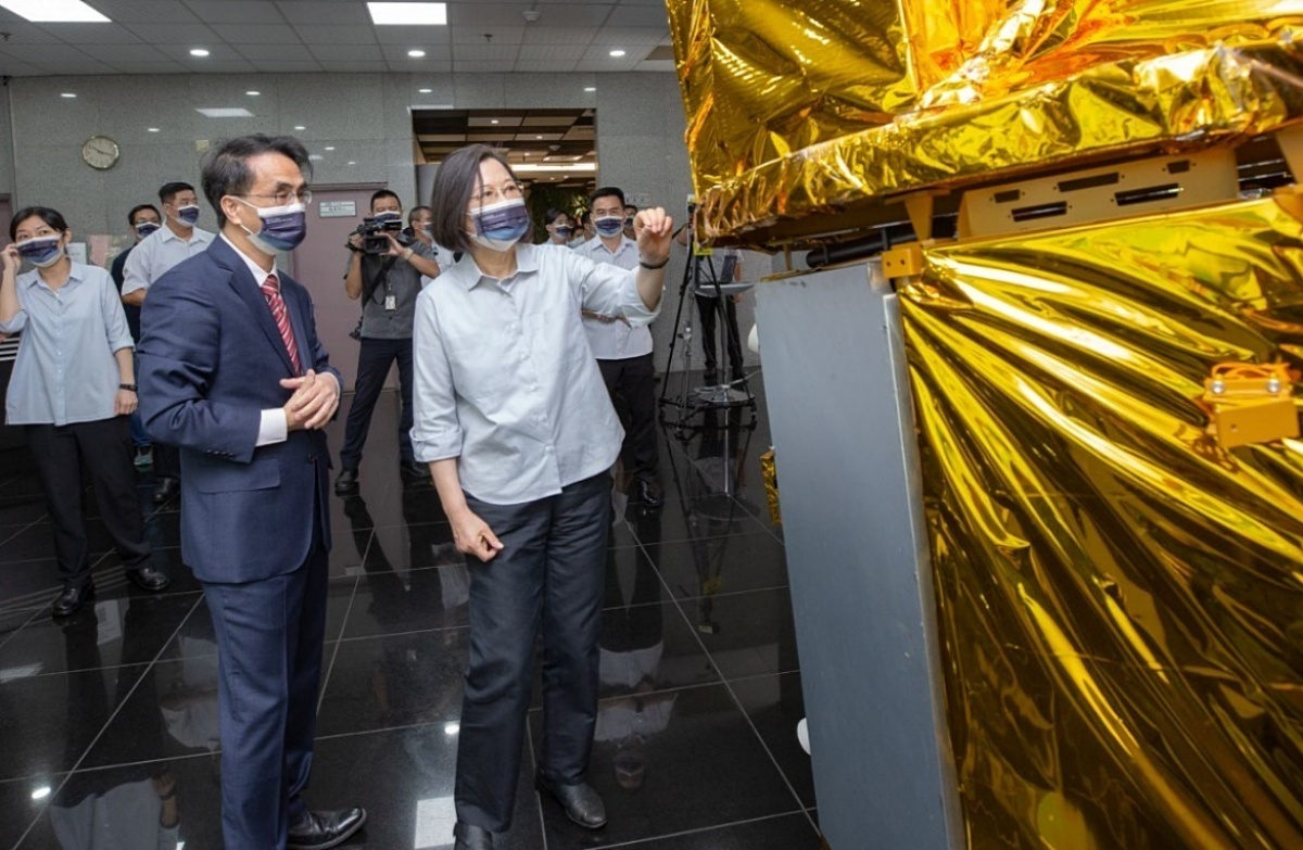 總統蔡英文14日在新竹市視察「國家太空中心」時表示，政府要發揮台灣在半導體、精密製造方面的長期優勢，聯合產官學界的力量，一起打進全球太空產業鏈。（圖／總統府Flickr）