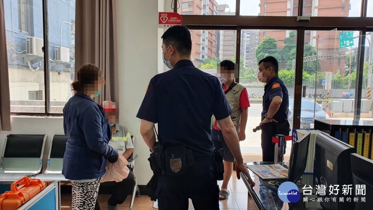 炙熱午後迷途老翁外出困車陣,中壢警方協助返家