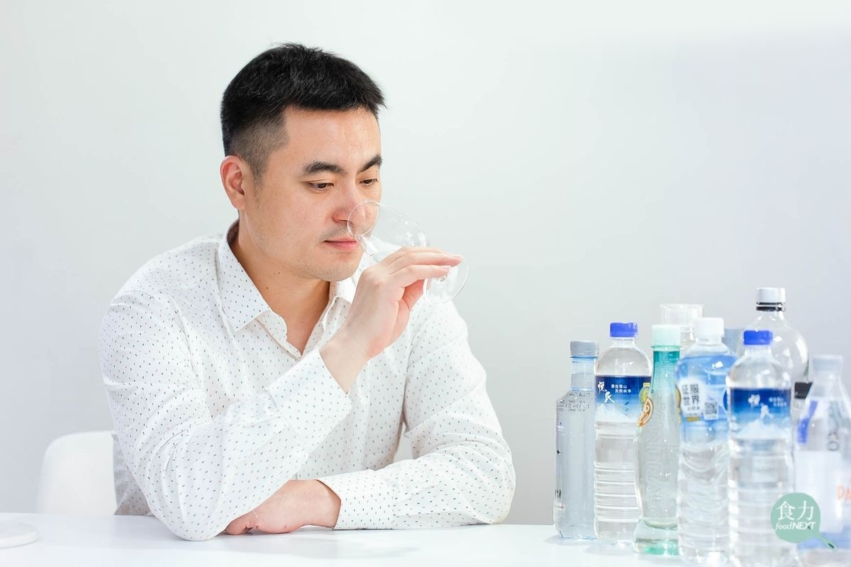 台灣首席品水師夏豪均,品鑑礦物質對水質風味的影響。(圖/食力提供)