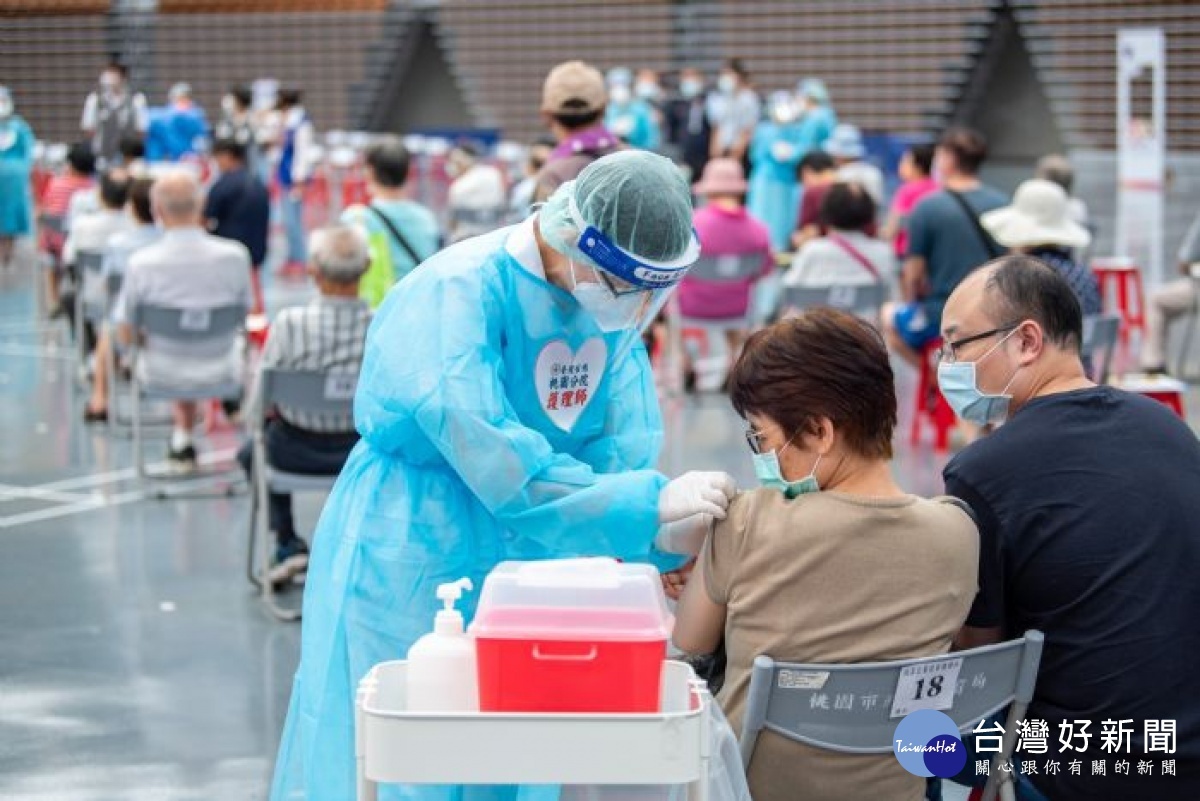 台北榮總桃園分院組織醫療團隊，替長輩們施打疫苗