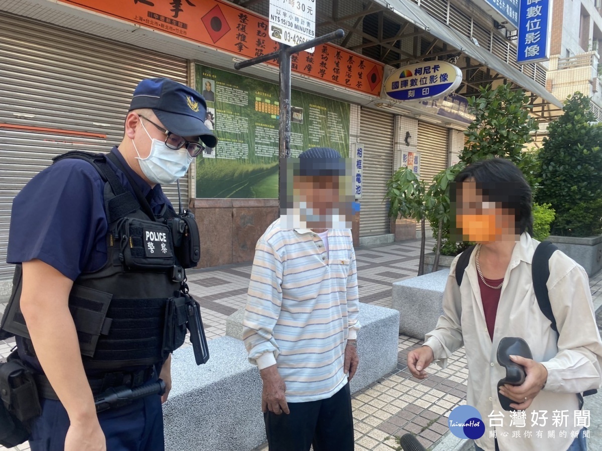 老翁疑似失智且因摔倒而受到驚嚇無法言語,員警運用人臉辨識系統確認身分通知家屬接回
