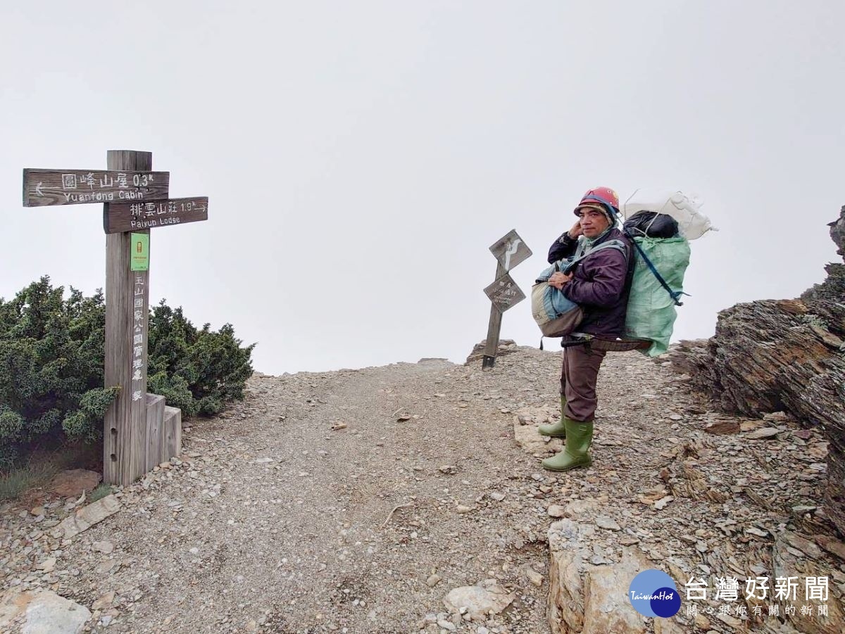 揹著沉重垃圾下山，保育巡查員呼籲重返山林請落實無痕山林，讓大自然青山綠水永留 （圖片/玉管處蕭玉山提供）