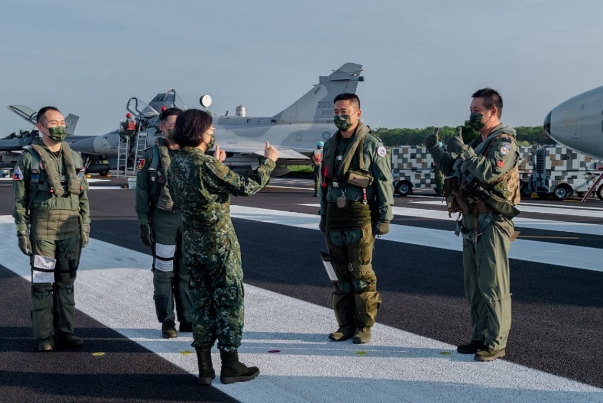 總統蔡英文15日早晨以三軍統帥的身分,視導漢光37號演習「佳冬戰備跑道」戰機起降演練。(圖/總統府Flickr)