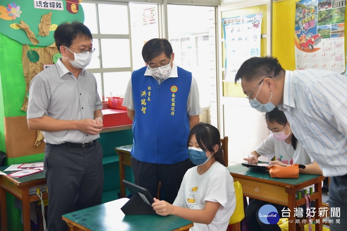 秘書長與教育處長也到教室了解同學學習情形。(縣府提供)