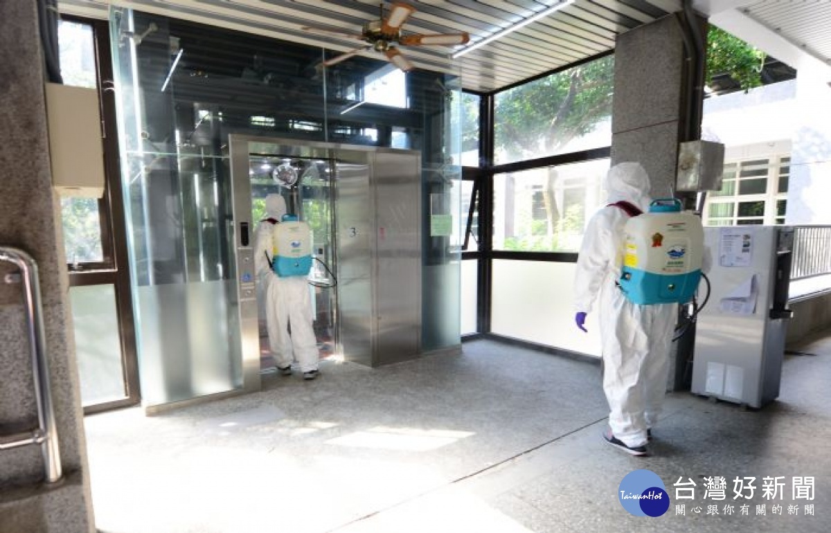 為了復學後全校師生的環境安全,環保局馬不停蹄地進行校園環境裡裡外外大消毒
