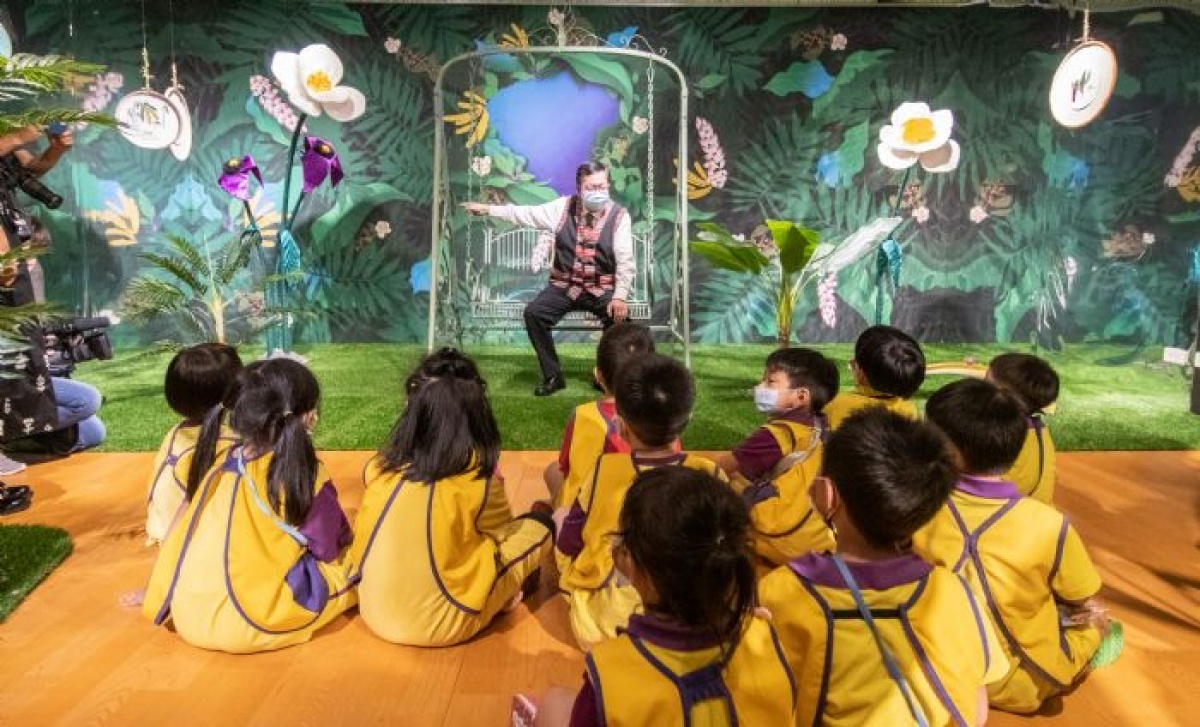 市長與幼兒園孩童互動，期盼孩子們透過看展覽、聽故事等方式，深入感受原住民與環境共生的自然關係
