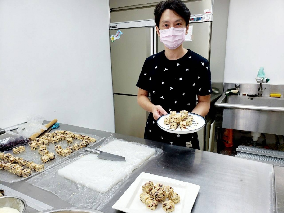 桃園市百貨食品銷售工會中秋送愛 手工月餅暖人心