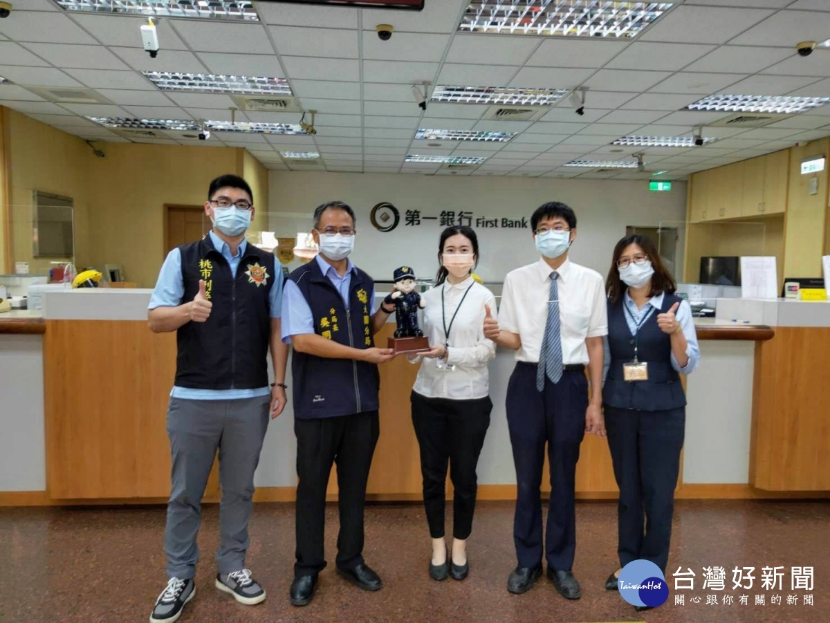大園分局長吳明彥至銀行頒發感謝狀,表揚機警的行員