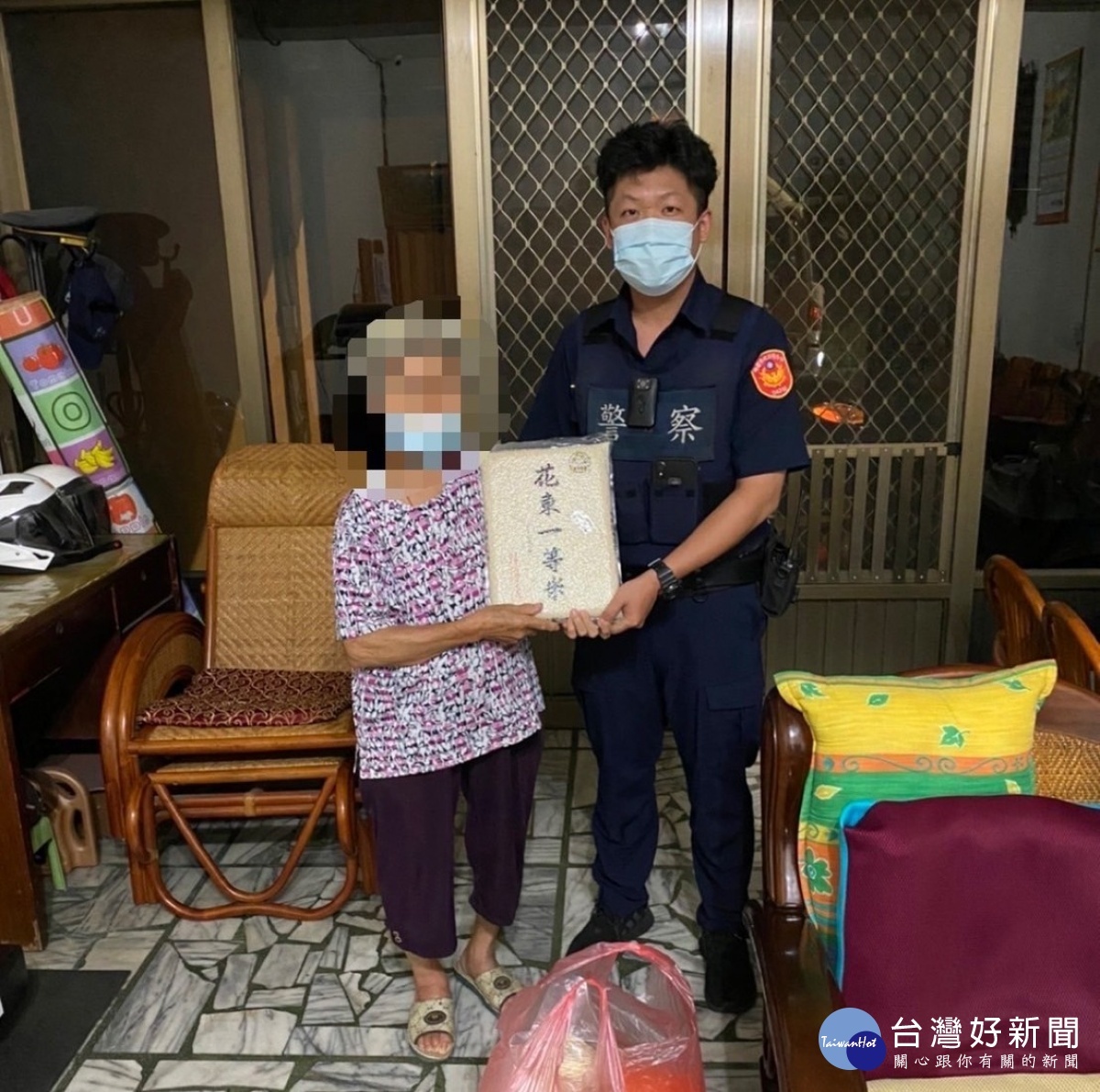 中福派出所結合「慈禪宮」提供民生物資,照顧轄內生活困難或獨居年長者