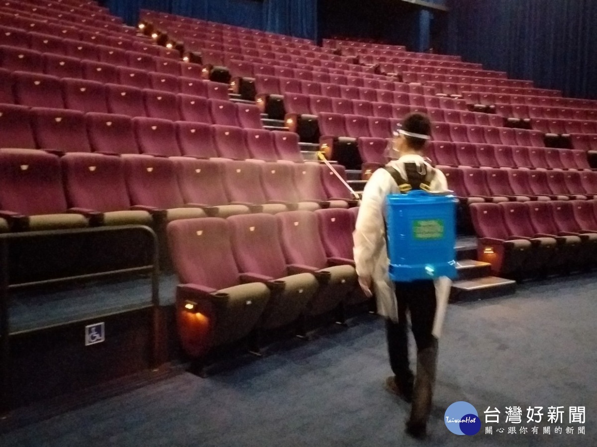 電影院業者配合防疫換場皆須清消座位,維護民眾觀影安全