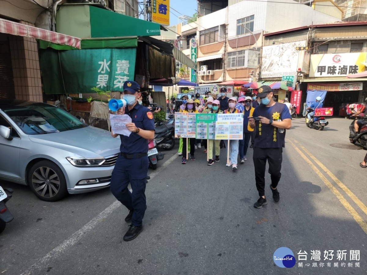 交通安全宣導活動由同仁及志工團組成/李光揚翻攝