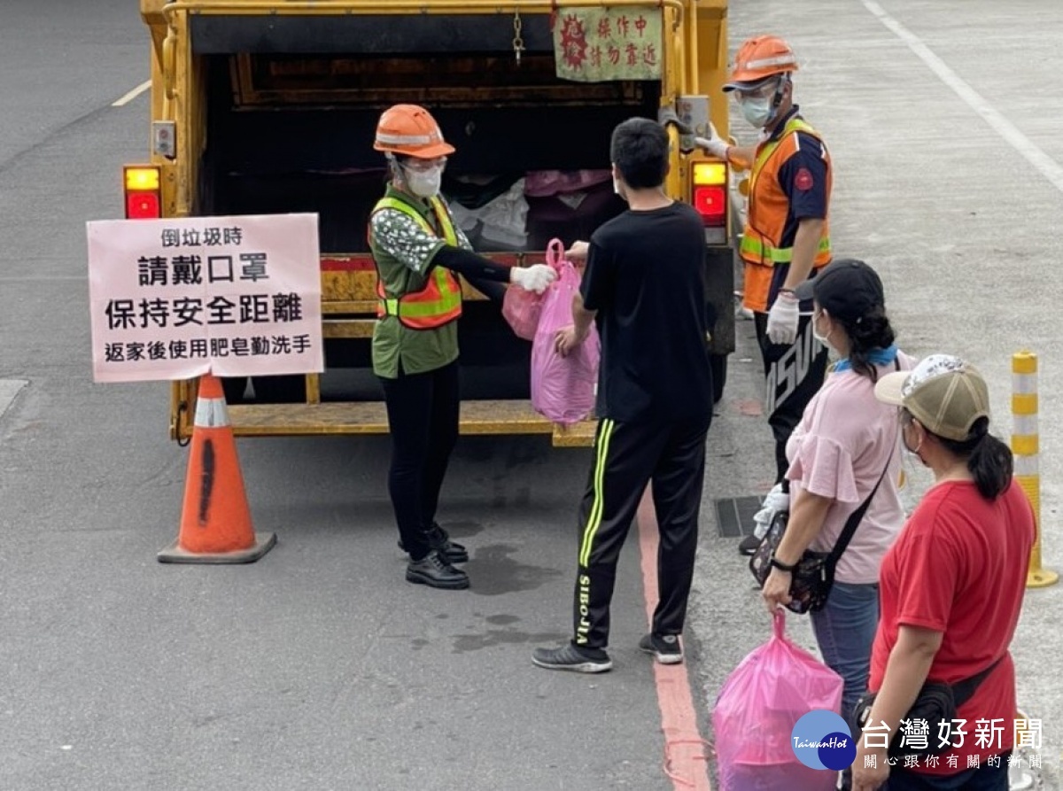 提醒民眾交付垃圾時務必配戴口罩,保持安全社交距離,避免交談及群聚
