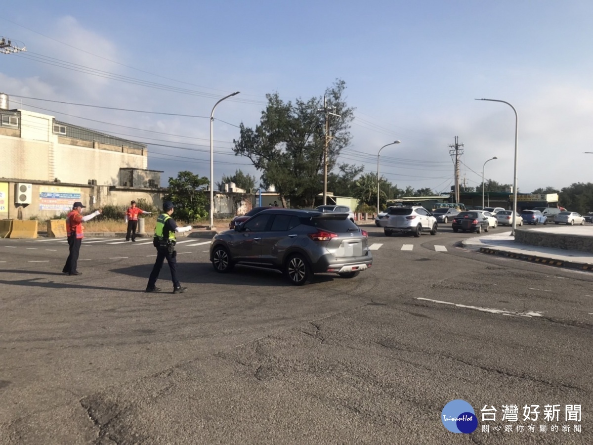 警方呼籲,請民眾遵守警察同仁及義交的指揮,以有效疏導車流,維護行車順暢