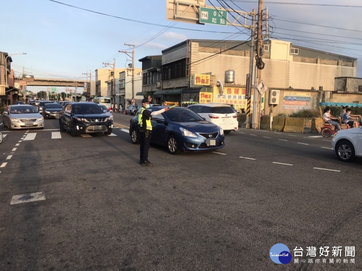 警方呼籲,請民眾遵守警察同仁及義交的指揮,以有效疏導車流,維護行車順暢。