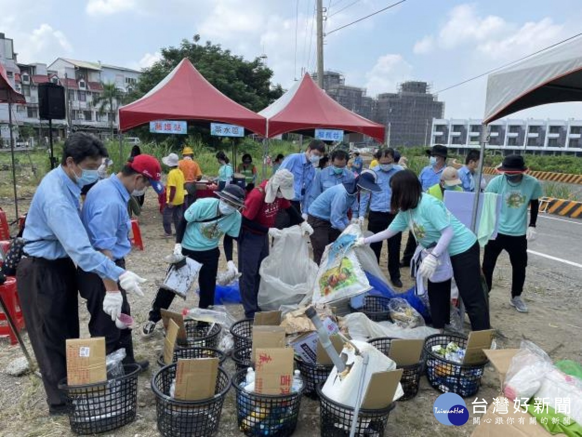 民眾將廢棄物進行分類、回收/李光揚翻攝