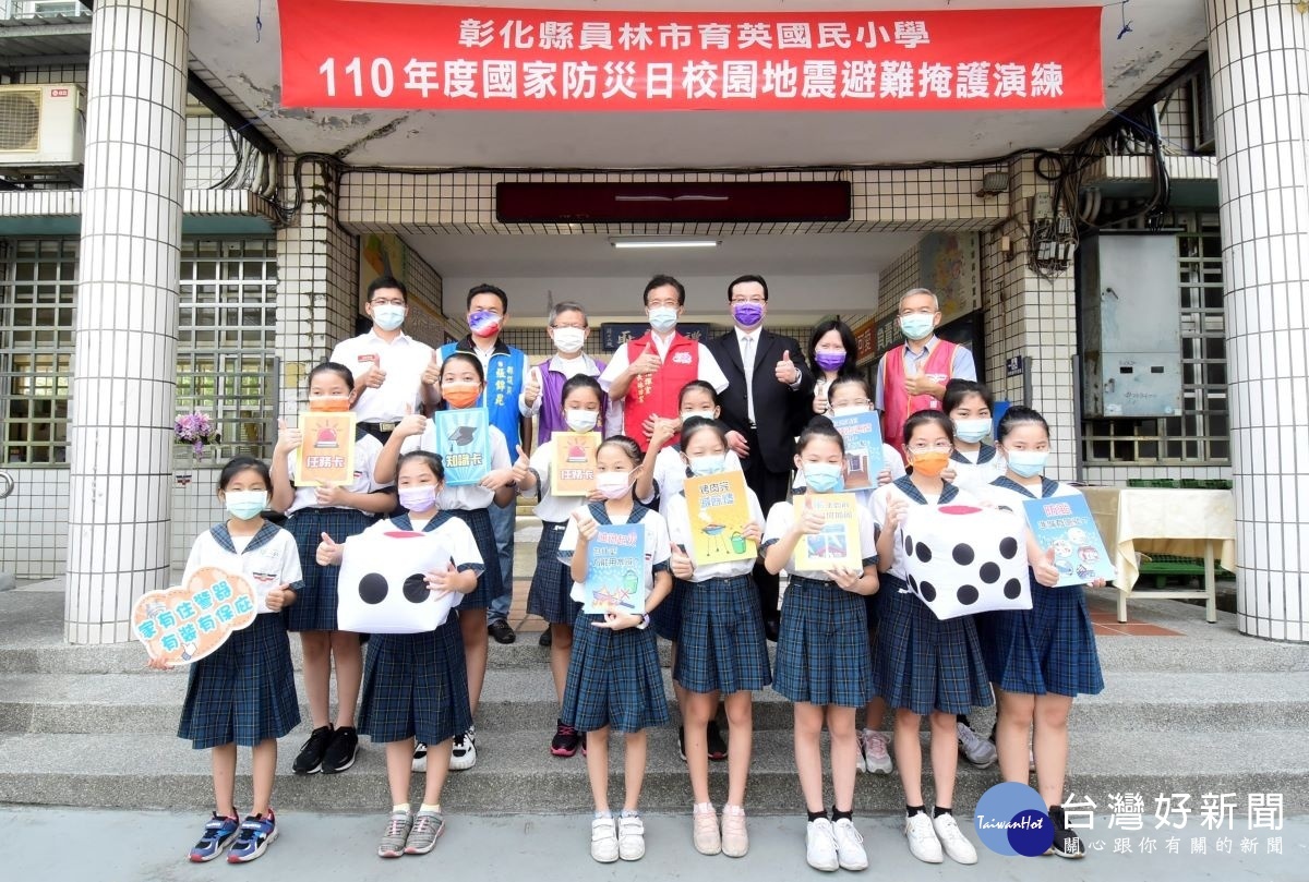 國家防災日,全縣學校進行地震避難掩護演練觀摩「趴下、掩護、穩住」。圖/記者鄧富珍攝