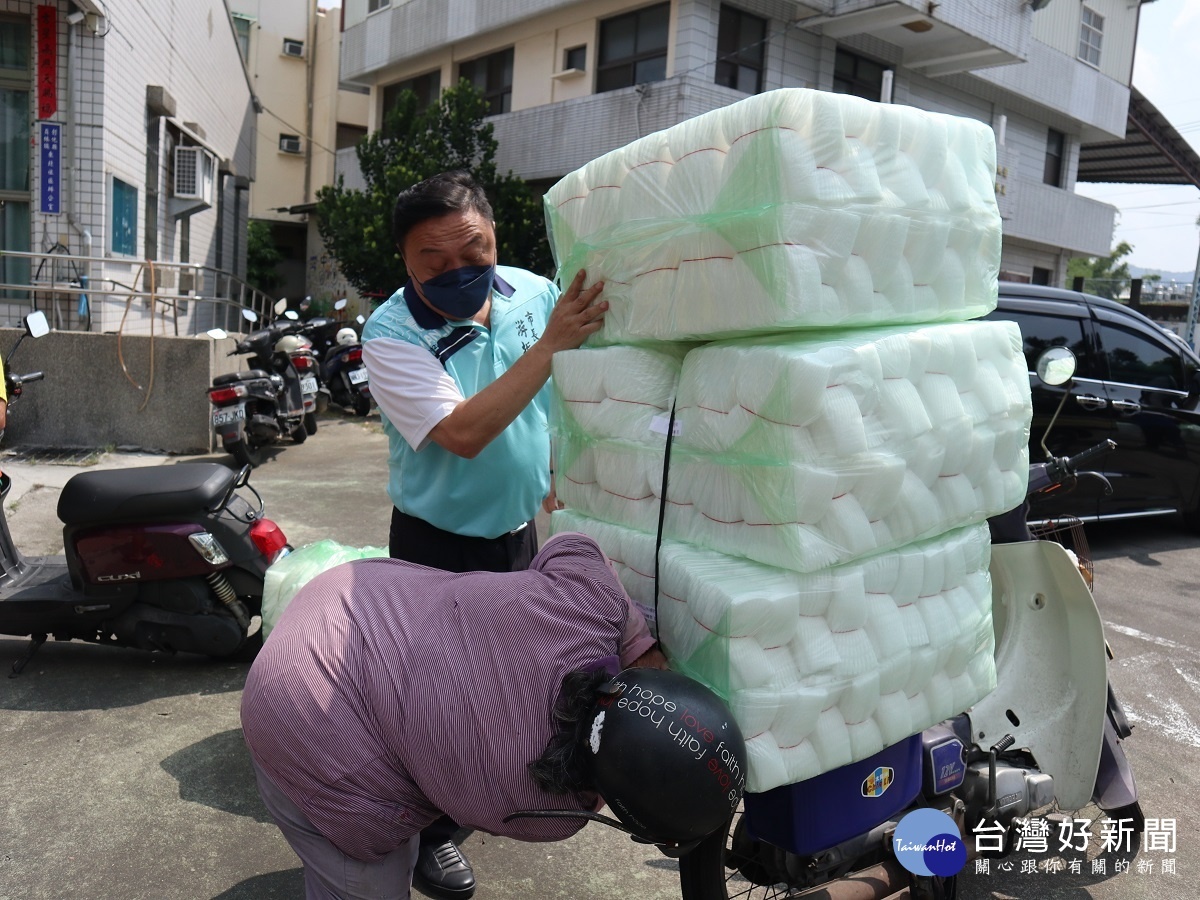 體恤農民並減輕經營成本　員林 市公所發放全品項水果套袋補助