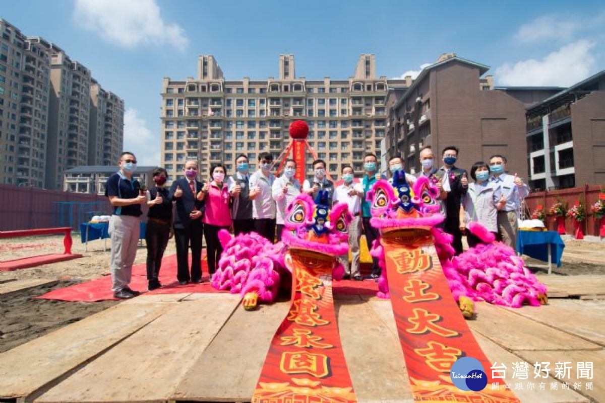 市長和與會來賓合影,祝福統包工程動土大吉
